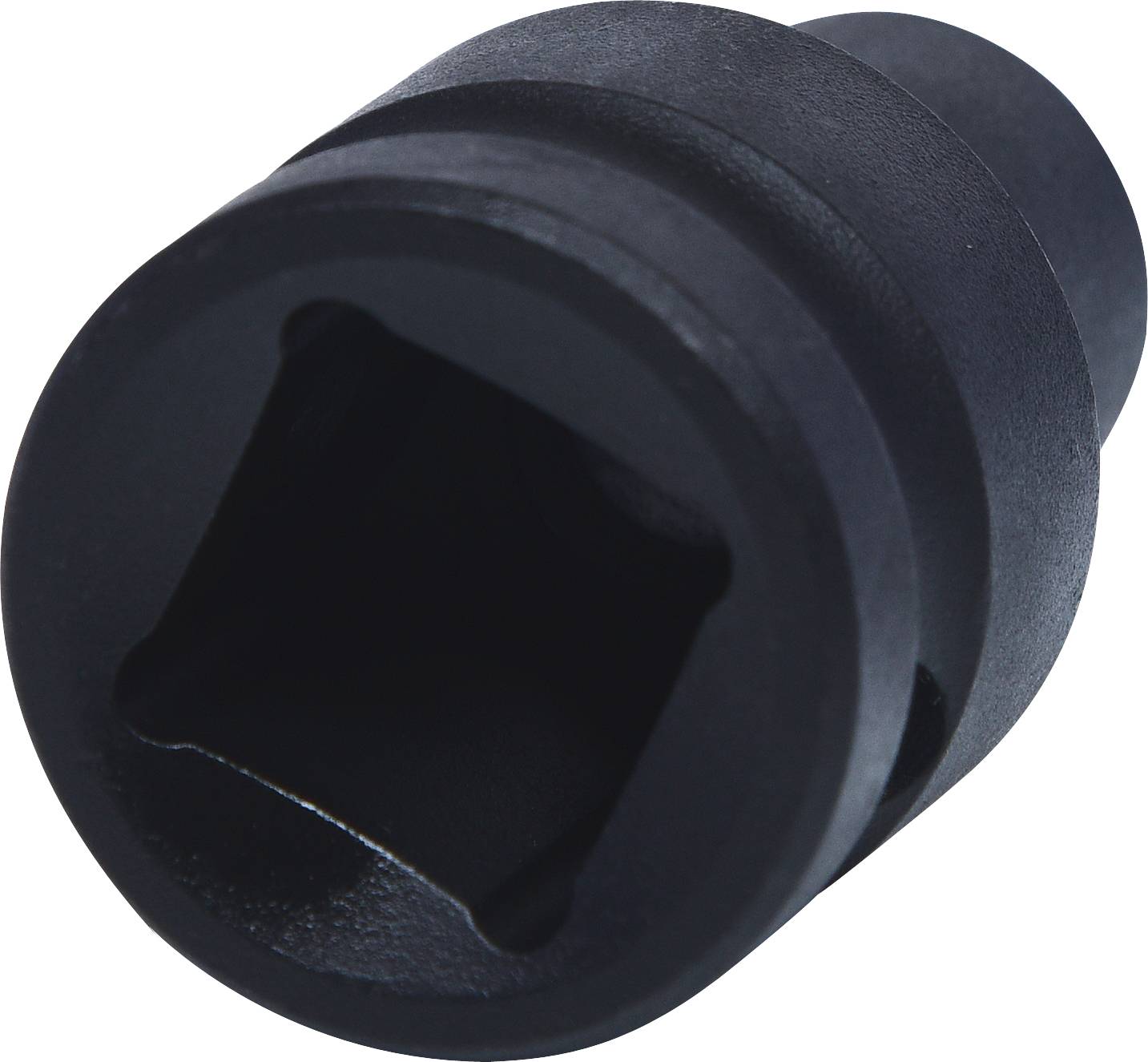 Schwarze Stecknuss aus Metall mit quadratischer Öffnung, geeignet für Schrauben und Muttern in mechanischen Anwendungen.