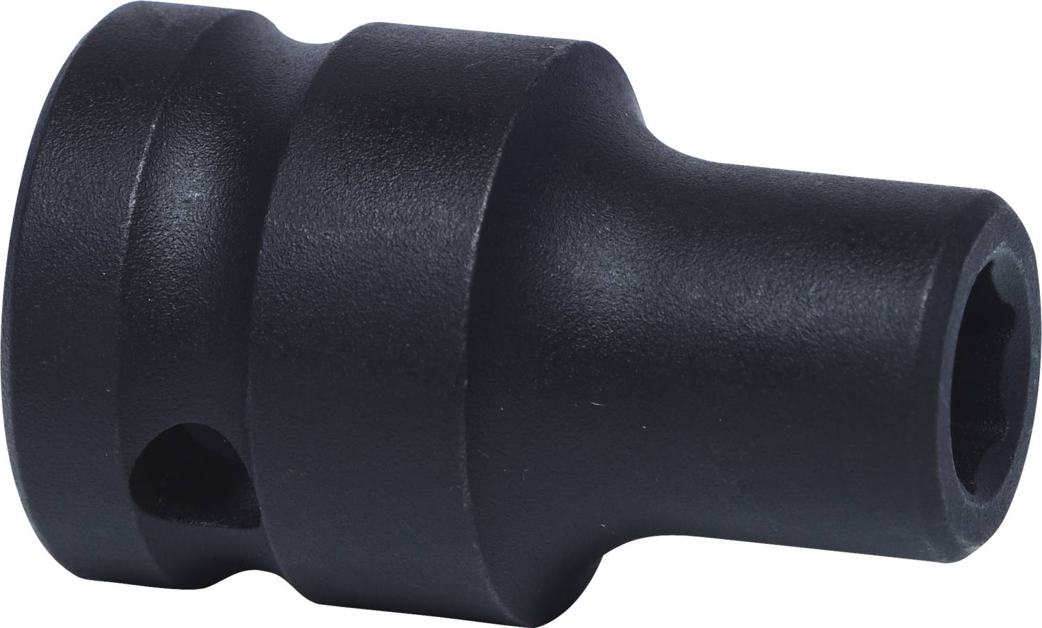 Ein schwarzer Metalladapter, zylindrisch geformt, mit einer Öffnung auf einer Seite. Möglicherweise für ein technisches Gerät.