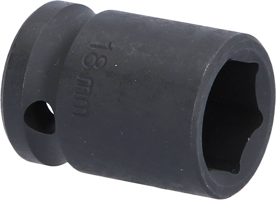 Ein schwarzer Steckschlüsselaufsatz mit der Prägung '18 mm', aus Metall, zylindrische Form, zur Verwendung mit Ratschen oder ähnlichen Werkzeugen.