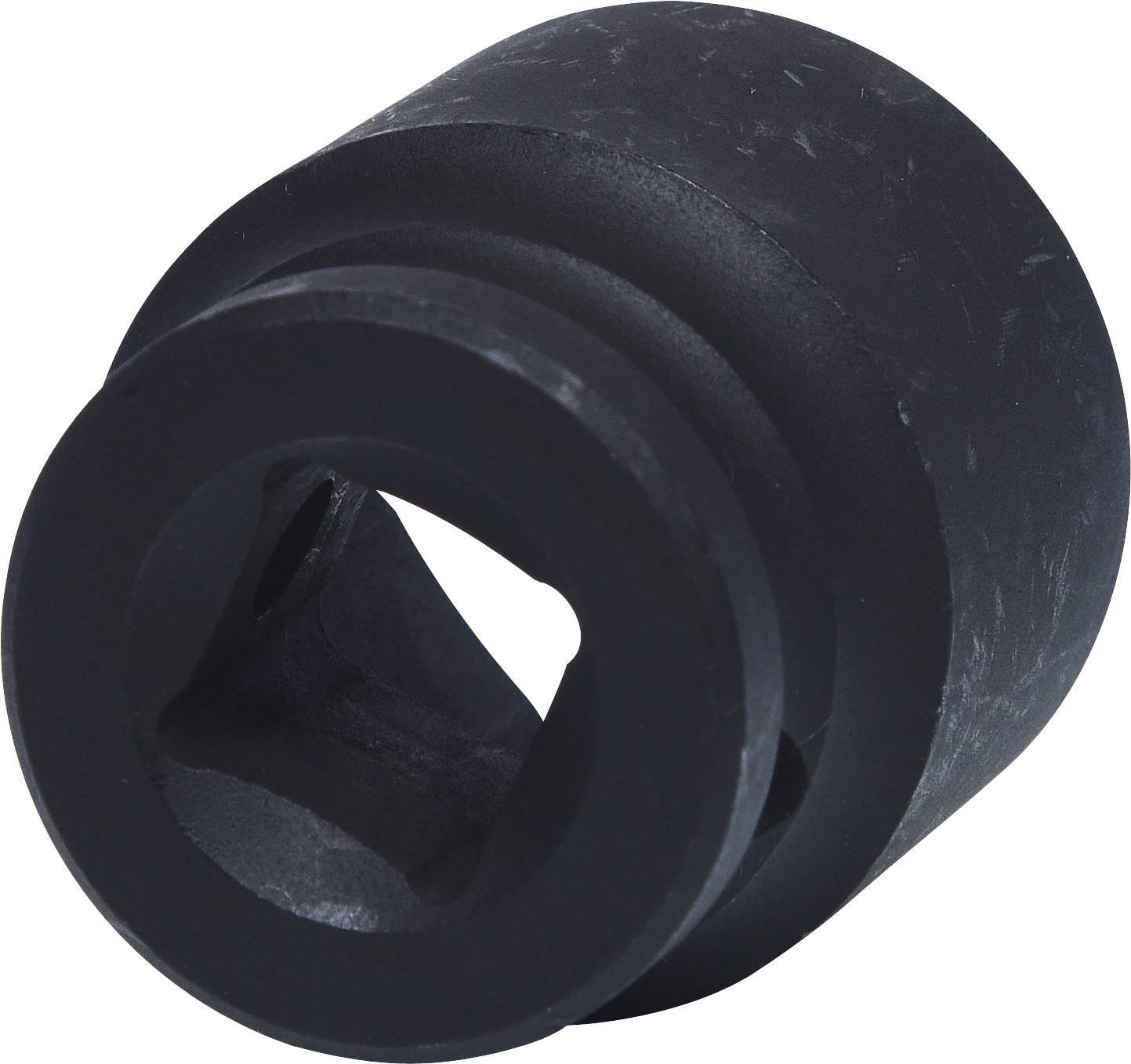 Ein schwarzes, zylindrisches Metallteil mit einer Öffnung erscheint gegen einen weißen Hintergrund.