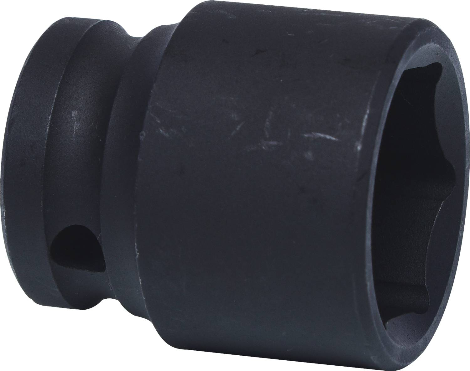 Schwarze Sechskantnuss, seitliche Ansicht, leicht abgenutzt, mit runder Öffnung zum Aufsetzen auf Muttern oder Schrauben.