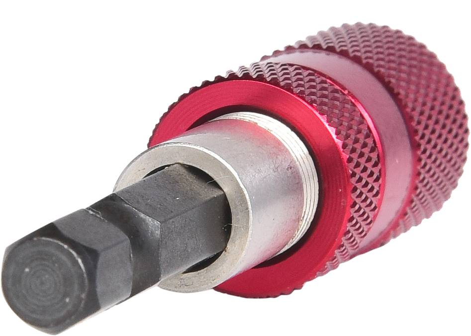 Ein roter, geriffelter Schraubendreher-Bit-Adapter mit silbernem Metalleinsatz und hexagonalem Ende zur Befestigung von Bits.