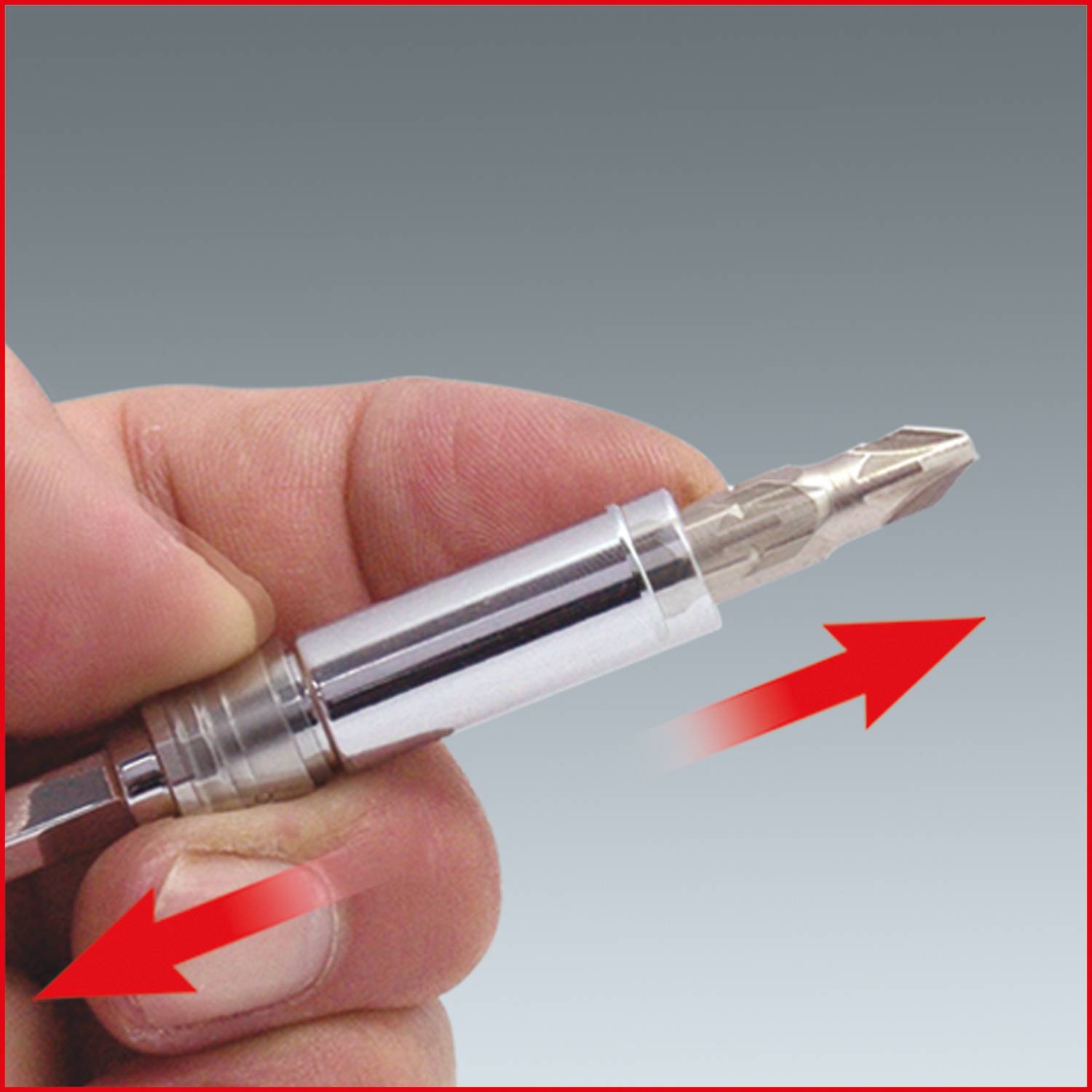 Eine Hand hält einen Schraubenzieher, während rote Pfeile rechts und links auf die Drehrichtung hinweisen.