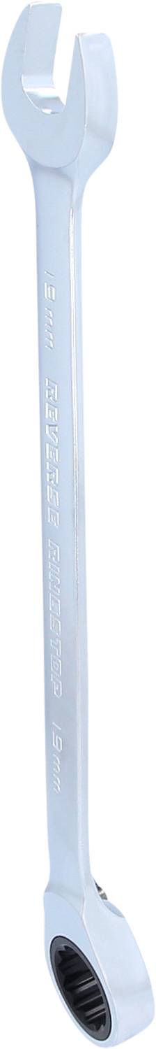 Ein silberner Maulschlüssel, oben mit einer Schraubenschlüsselöffnung und unten mit einer Ratschenöffnung, auf weißem Hintergrund.