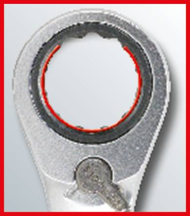 Ein silberner Ringschlüssel mit einer Aufnahme zum Festziehen von Schrauben, auf grauem Hintergrund.