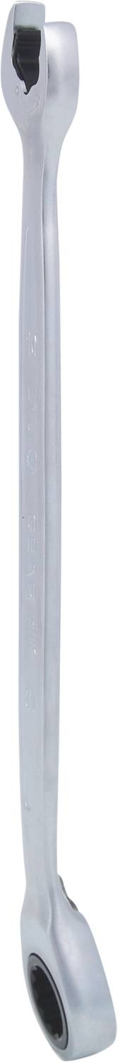 Ein silberner Doppelringschlüssel mit unterschiedlicher Größe an beiden Enden. Werkzeug zur Verschraubung von Muttern und Bolzen.