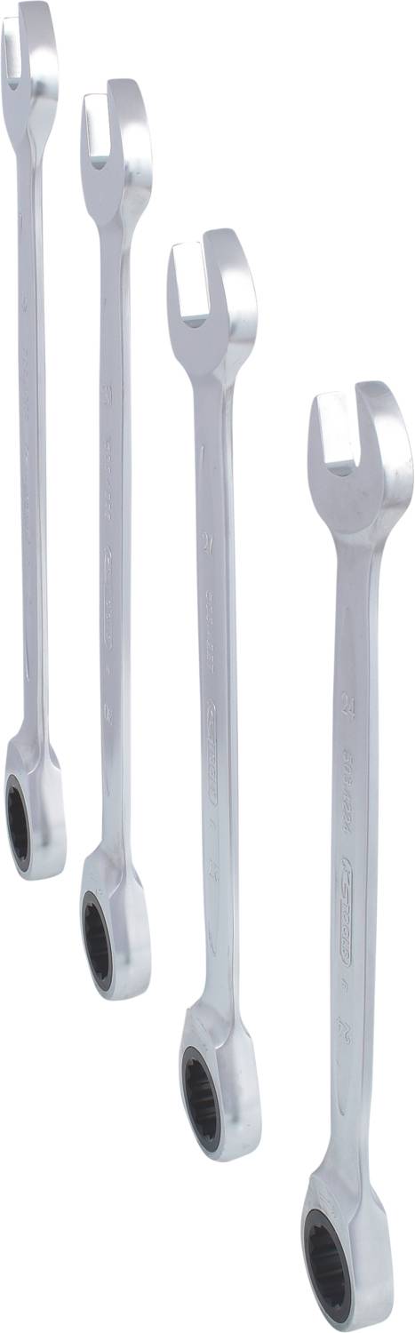 Vier silberne Schraubenschlüssel unterschiedlicher Größe vor weißem Hintergrund.