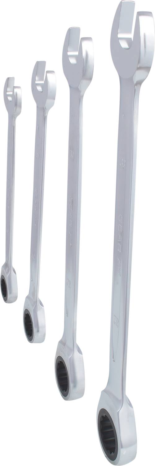 Vier unterschiedlich große silberne Maul-Ringschlüssel sind in einer Reihe angeordnet, von klein nach groß.