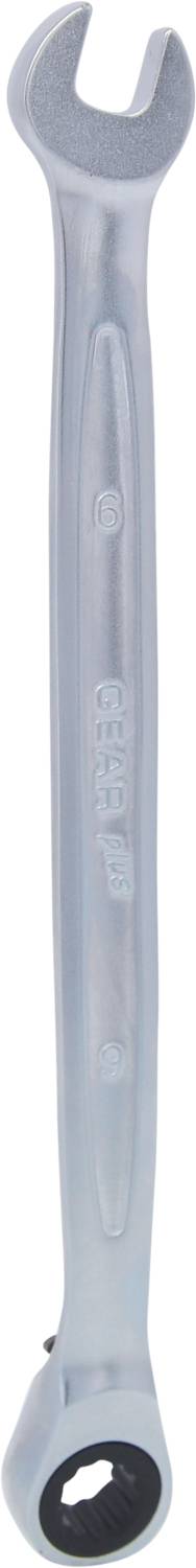 Ein silberner Schraubenschlüssel mit offener und geschlossener Ringseite, auf einer einfarbigen Fläche liegend.