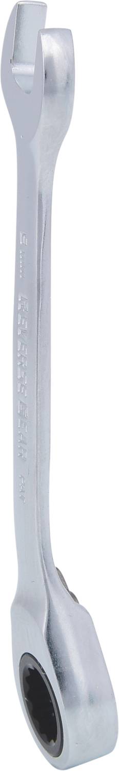 Ein silberner Schraubenschlüssel mit einer offenen und einer Ratschen-Seite, geeignet für Arbeiten an Schrauben oder Muttern.