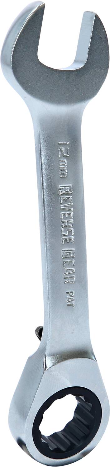 Ein silberner Ringschlüssel mit Ratschenfunktion, 12 mm. Essenzielles Werkzeug für Reparaturen und Montagen in der Werkstatt.