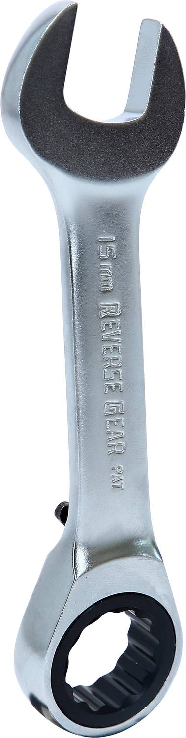 Ein silberner Schraubenschlüssel mit offener und Ratschen-Sechskantseite, Gravur '15 mm'.