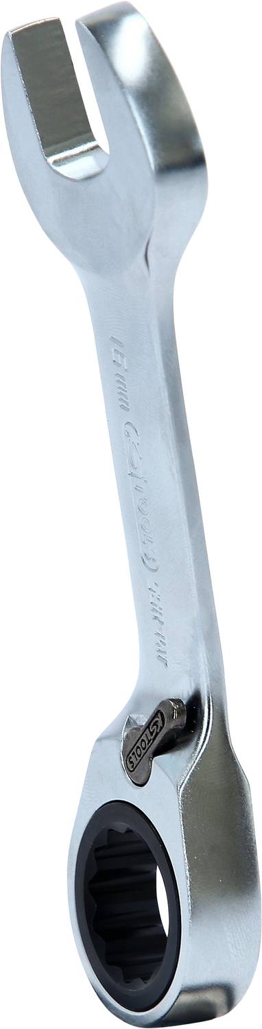 Ein verchromter Ratschenringschlüssel mit offenem Gabelende oben und einer Ratschenmechanik unten. Schraubenschlüssel ist aus Metall.