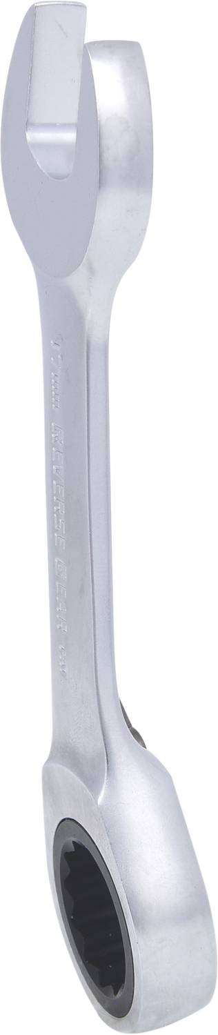 Ein silberner Ratschenschlüssel mit einem offenen Ende und einem Ratschensystem am anderen Ende für Schraubarbeiten.