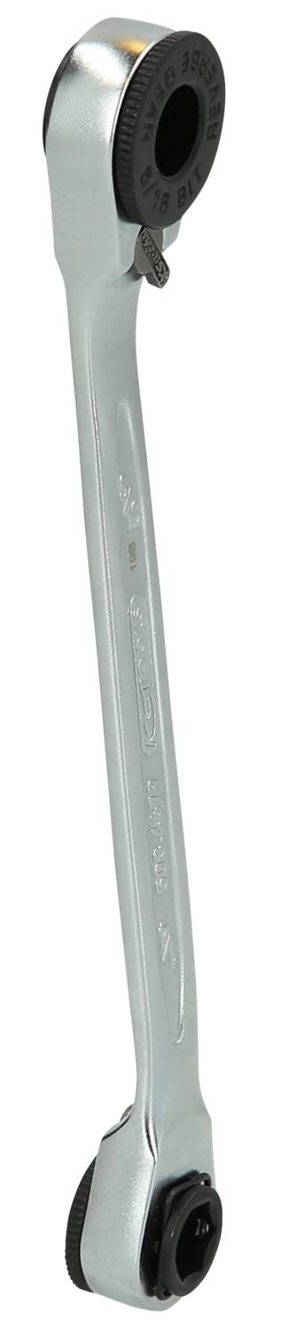 Ein silberner Ratschenringschlüssel mit zwei Enden, die Ratschenmechanismen enthalten, ideal zum Festziehen und Lösen von Schrauben.