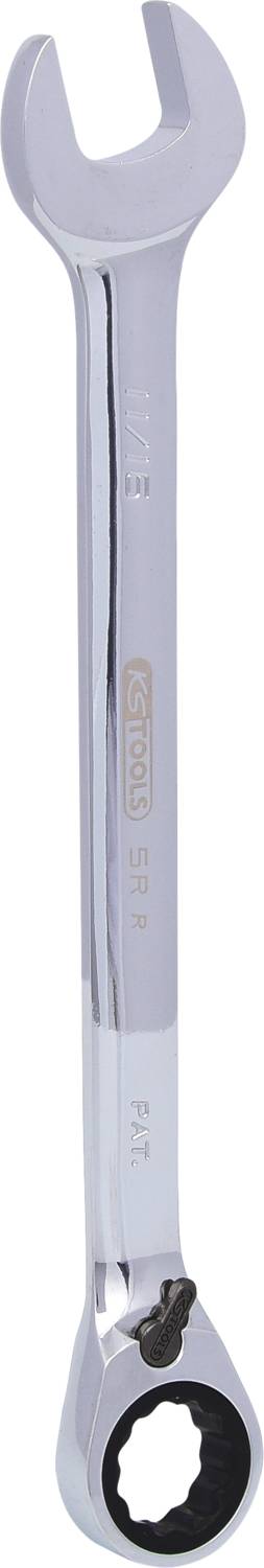 Ein silberner Gabelschlüssel mit Ratschenmechanismus an einem Ende, aufrecht liegend, reflektiert Licht.