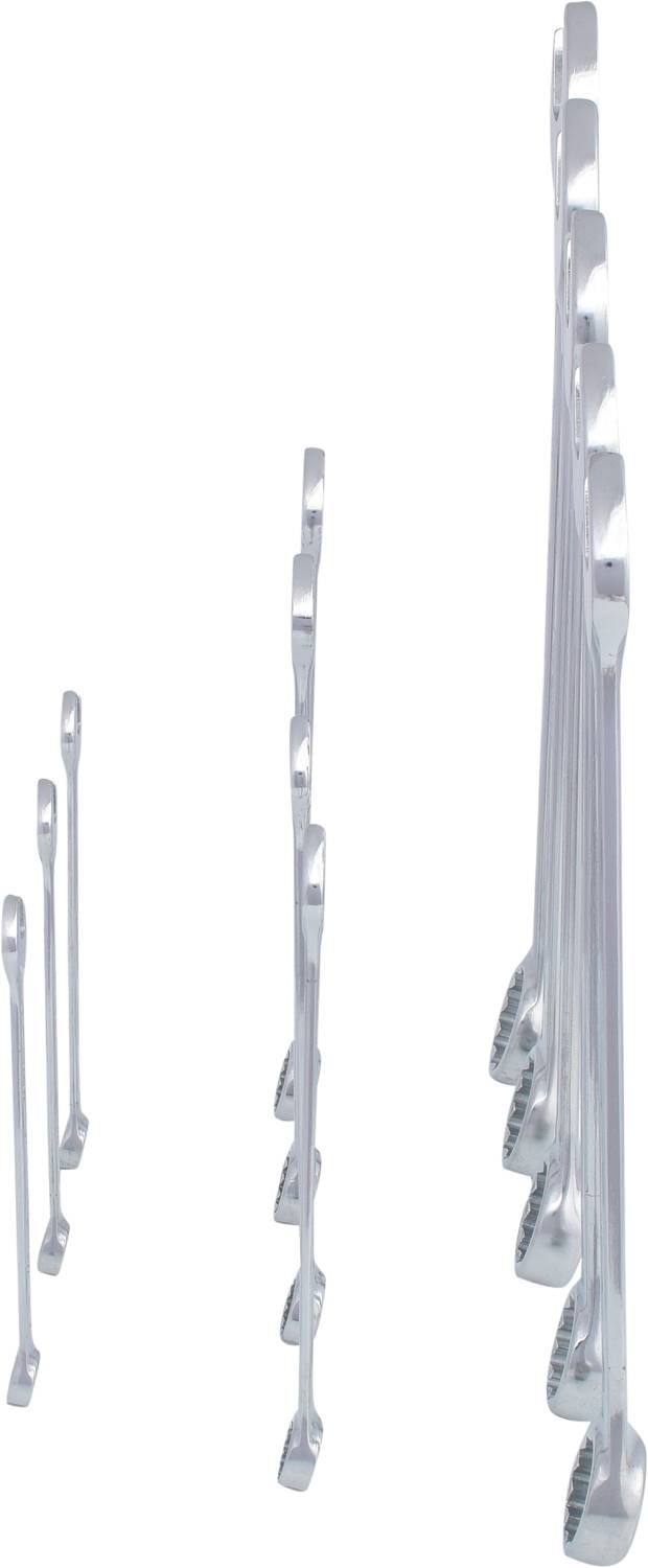 Mehrere verchromte Maulschlüssel in unterschiedlich großen Größen, aufrecht stehend in einer Reihe dargestellt.