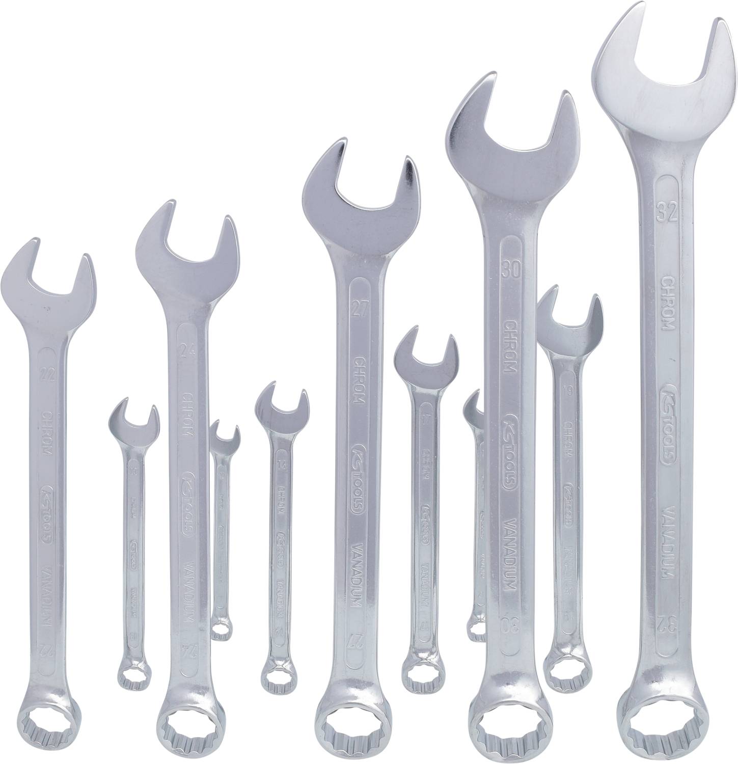 Verschiedene Größen an Maul- und Ringschlüsseln in einer aufrechten Anordnung, von klein bis groß, auf weißem Hintergrund.