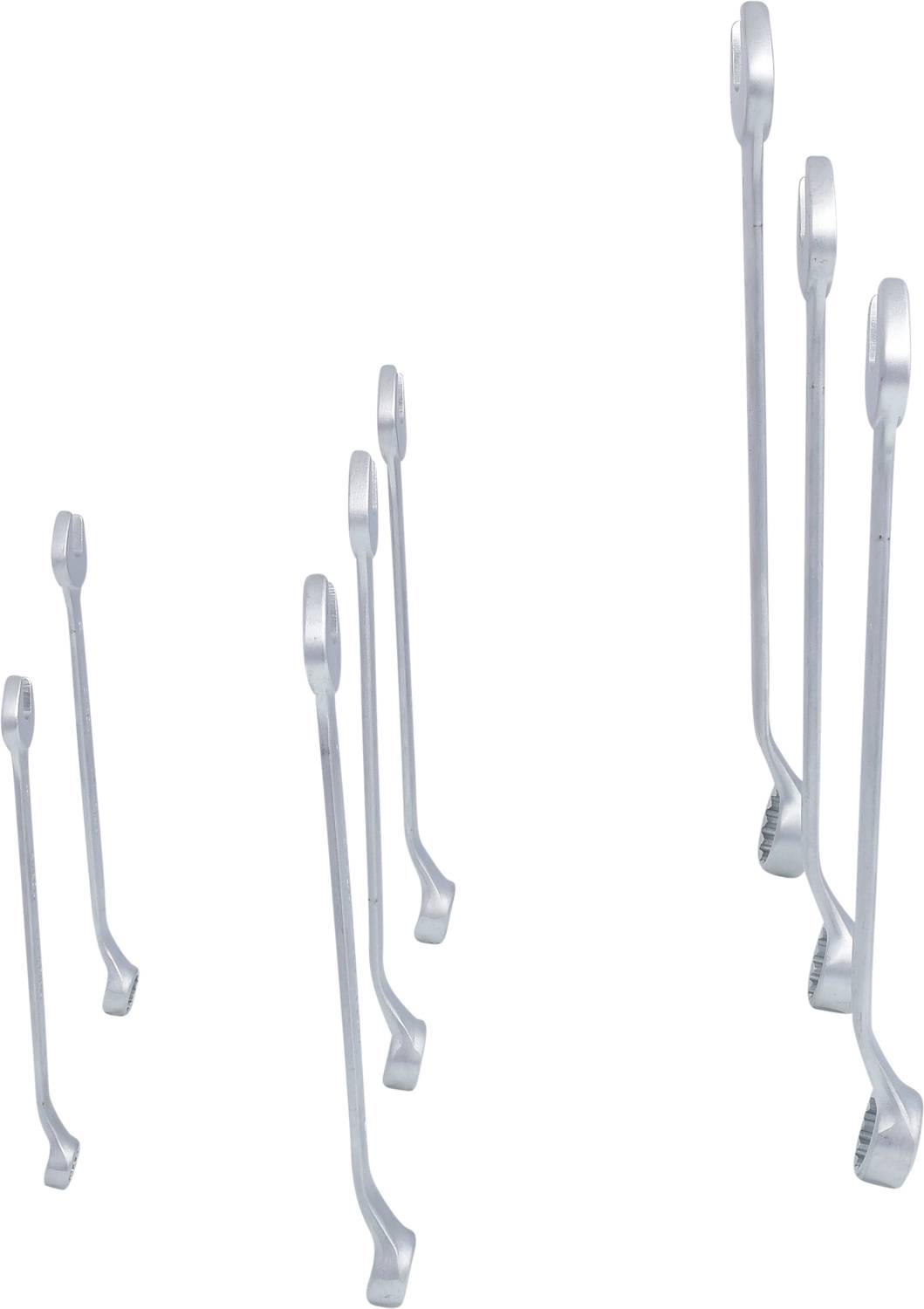 Acht silberne runde Objekte in unterschiedlichen Größen stehen aufrecht und sind leicht nach hinten geneigt, vor weißem Hintergrund.