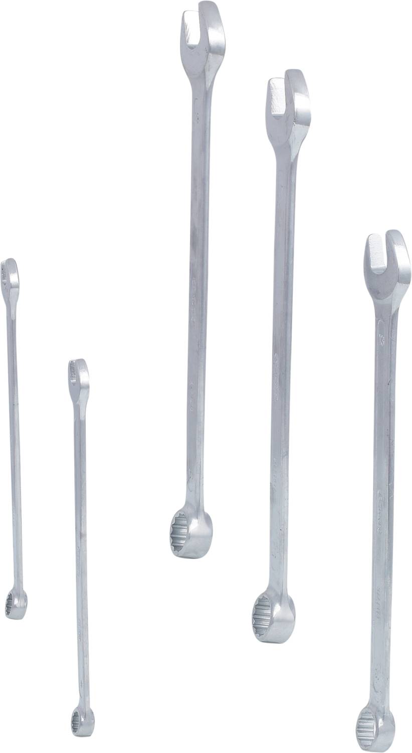Vier silberne Maulschlüssel in unterschiedlichen Größen stehen aufrecht nebeneinander.
