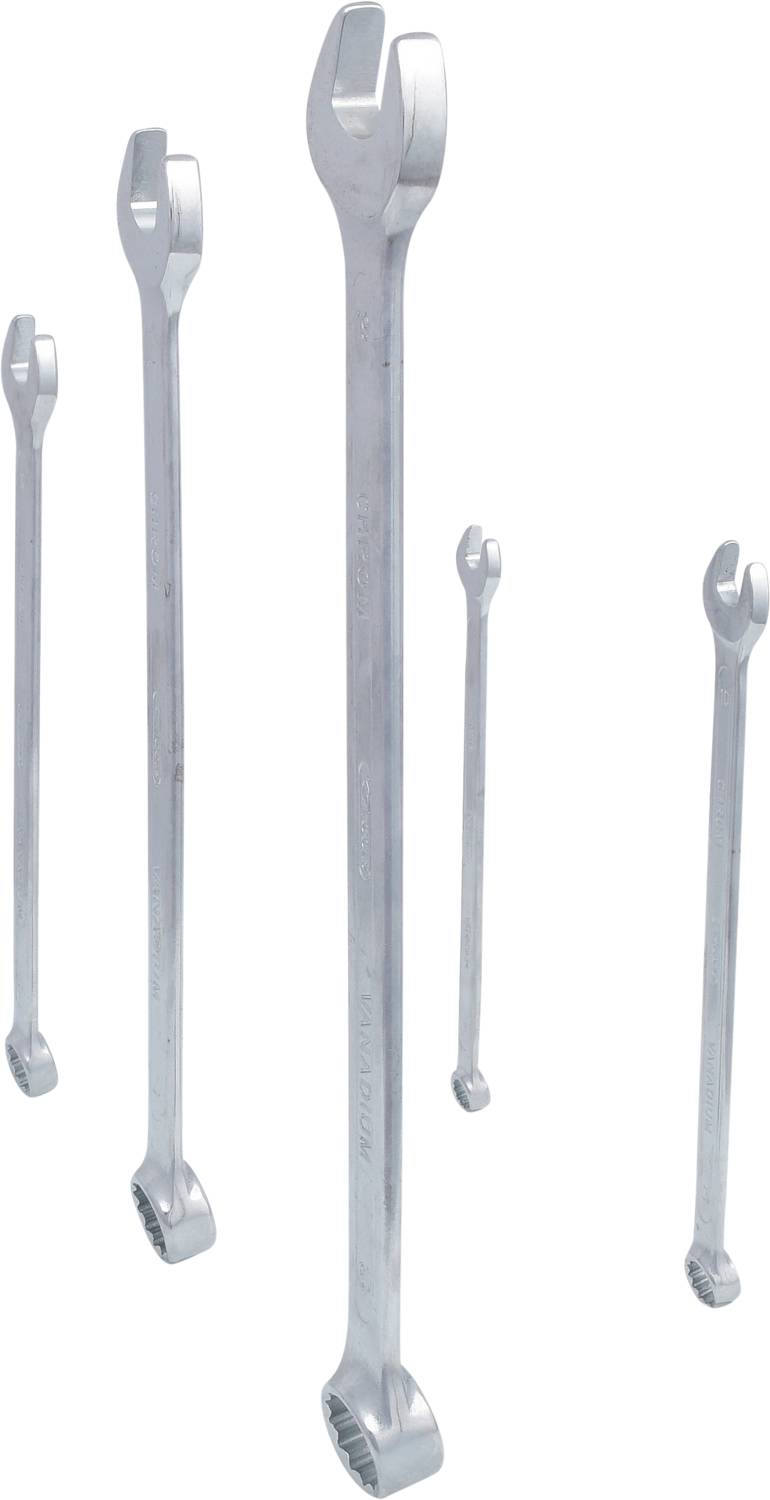 Satz von vier silbernen Ringmaulschlüsseln in verschiedenen Größen, aufrecht stehend, mit offenen und geschlossenen Enden.