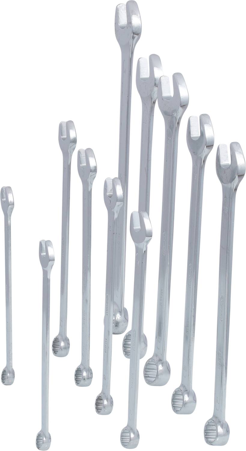 Elf unterschiedlich große Maulschlüssel stehen aufrecht.