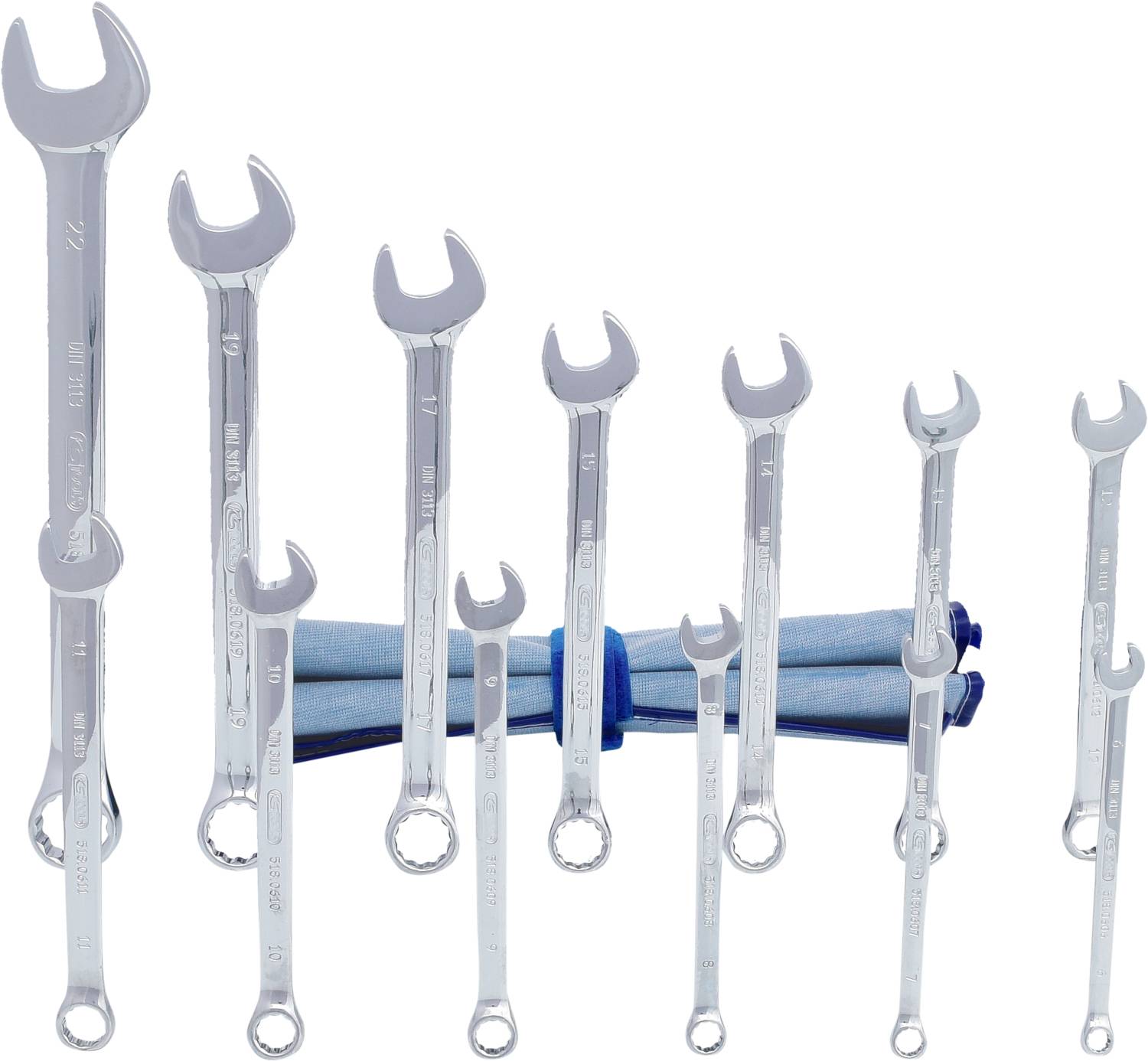 Ein Satz verchromter Maulschlüssel in verschiedenen Größen, aufgestellt vor einem blauen Werkzeughalter.
