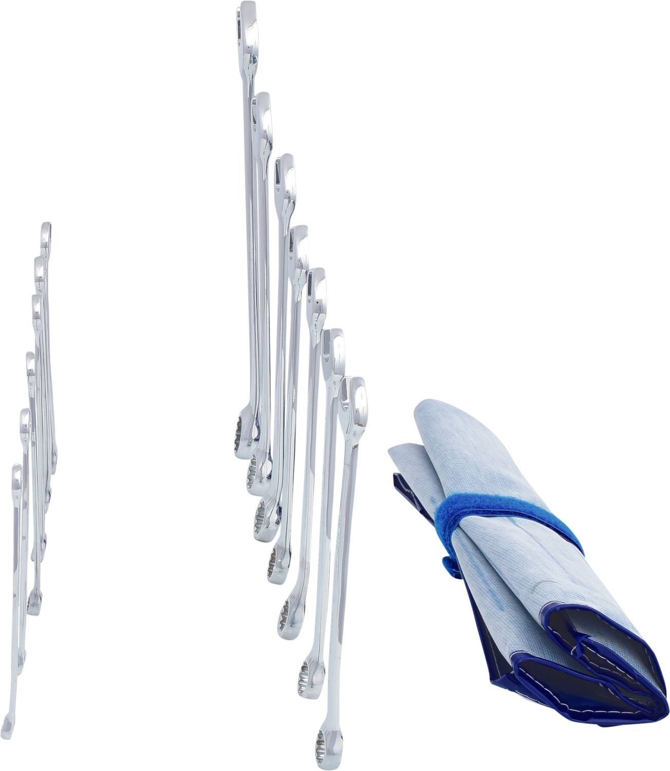 Besteck aus Metall mit verspielten Formen steht aufrecht; daneben liegt eine in blauem Stoff eingewickelte Serviette.