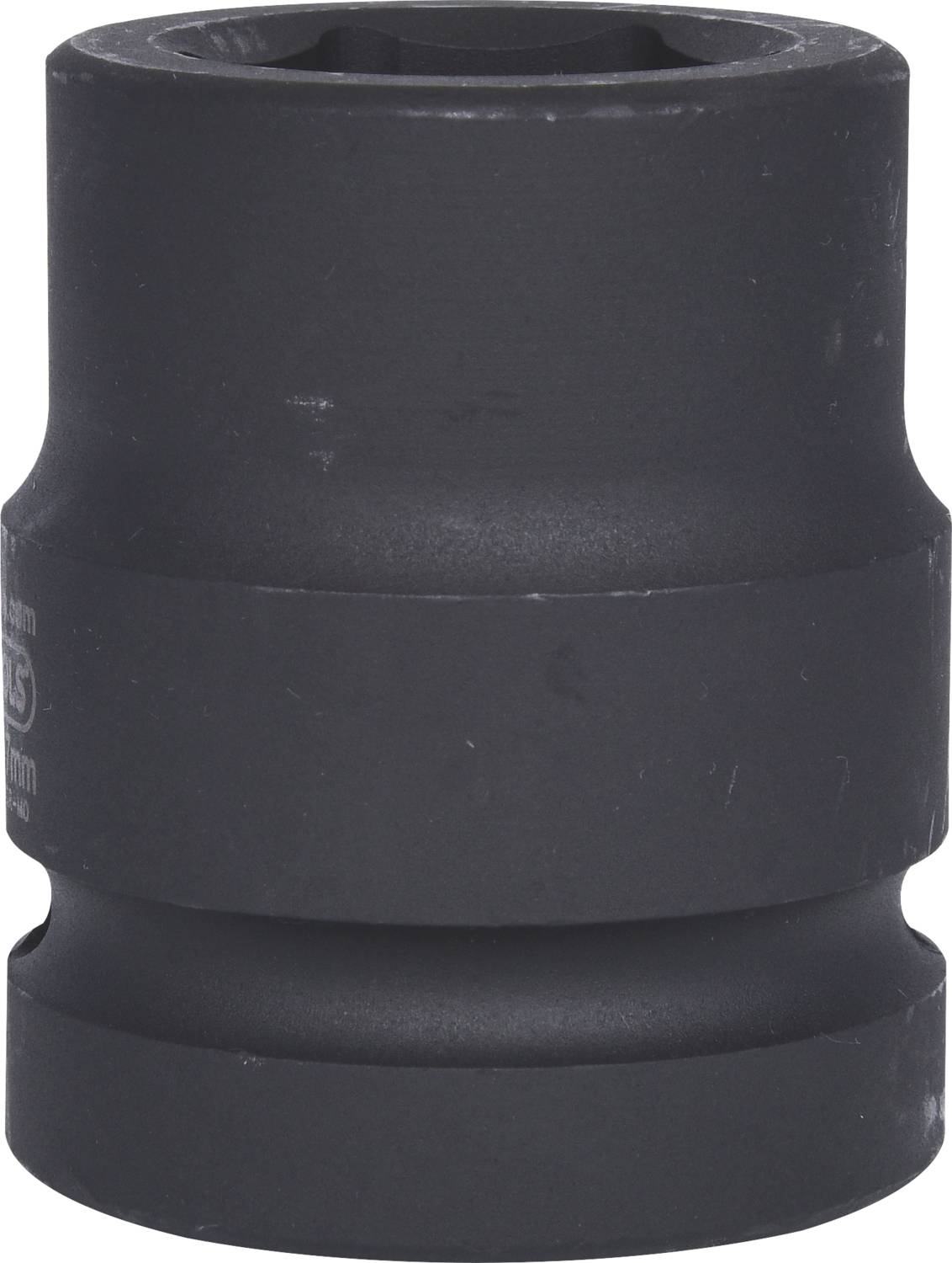 Schwarze Stecknuss mit sechskantiger Öffnung und leicht zylindrischer Form, möglicherweise aus Metall, für Schraubarbeiten geeignet.