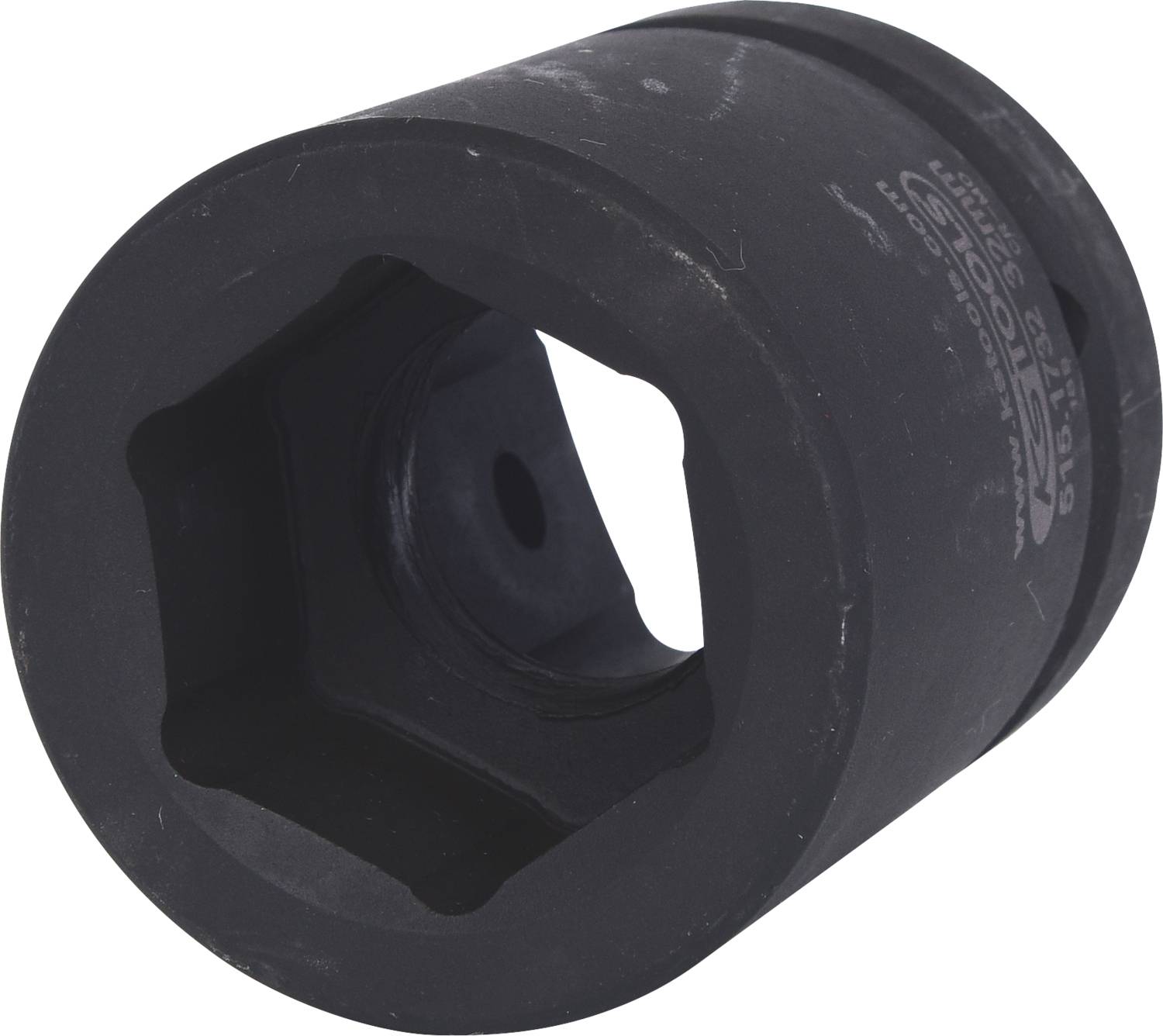 Schwarze Sechskant-Stecknuss, vermutlich Werkzeug, seitlich liegend.