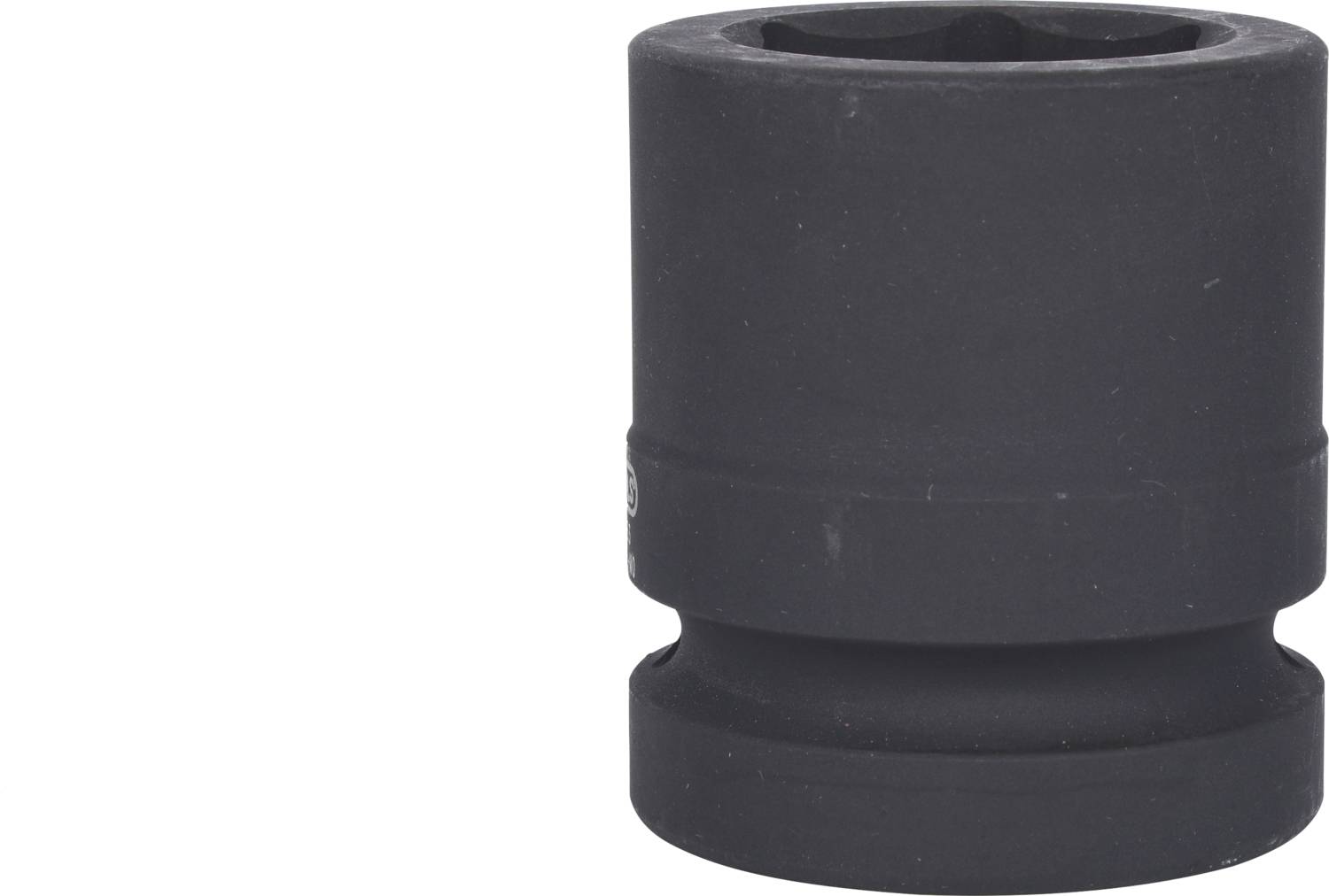 Schwarze Stecknuss, zylinderförmig, aus Metall. Hauptsächlich verwendet für Schraubarbeiten in Werkstätten oder bei Autoreparaturen.