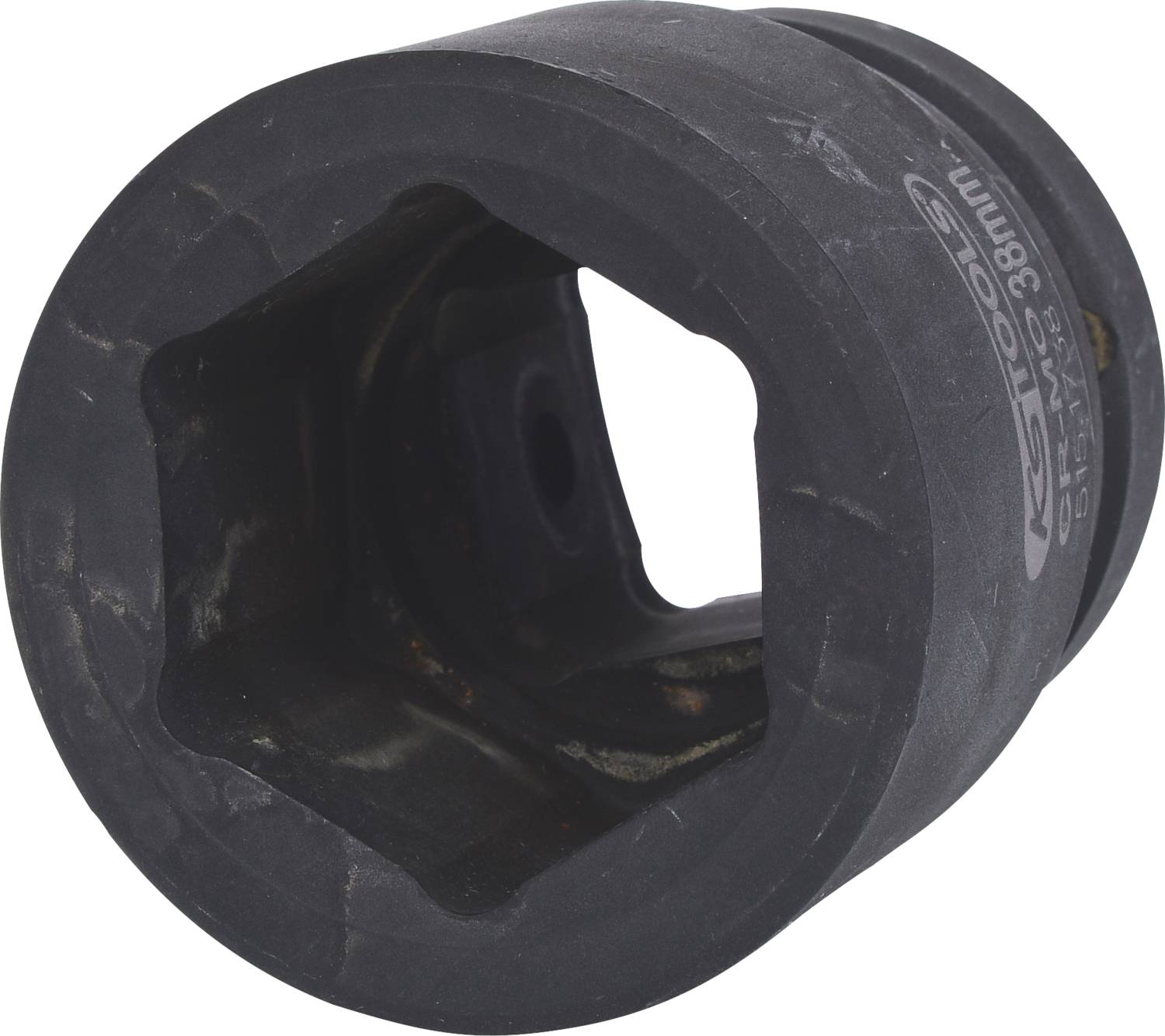 Dunkler, zylindrischer Steckschlüsseleinsatz mit sechseckiger Öffnung, verwendet für schwere Schraubarbeiten bei Automobilen oder Maschinen.