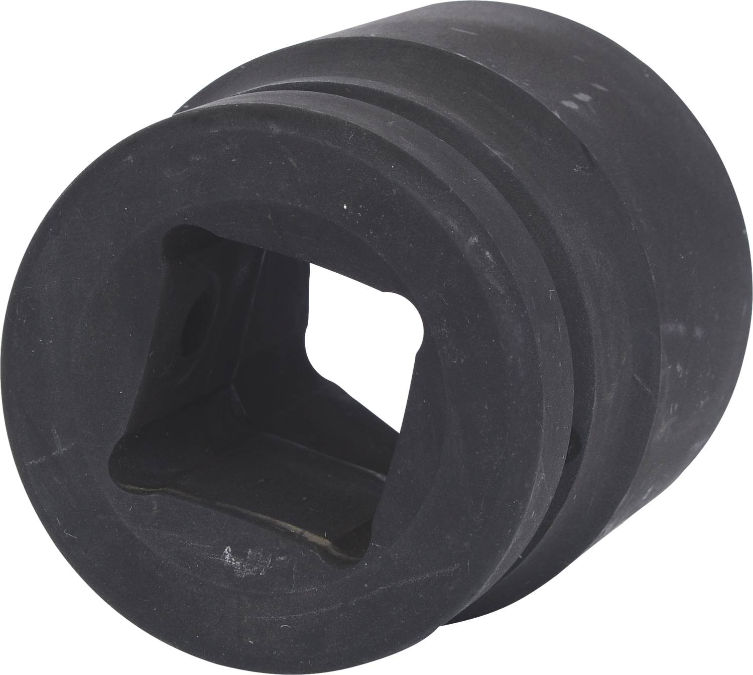 Schwarzer Steckschlüsseladapter mit quadratischer Aufnahmeöffnung; dient zur Verbindung von Werkzeugteilen unterschiedlicher Größen.