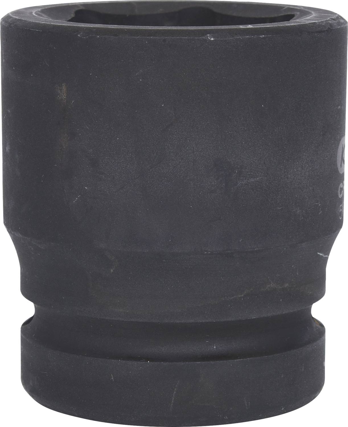 Eine schwarze, zylindrische Stecknuss mit abgerundeten Kanten und einer sechseckigen Öffnung an der Oberseite.