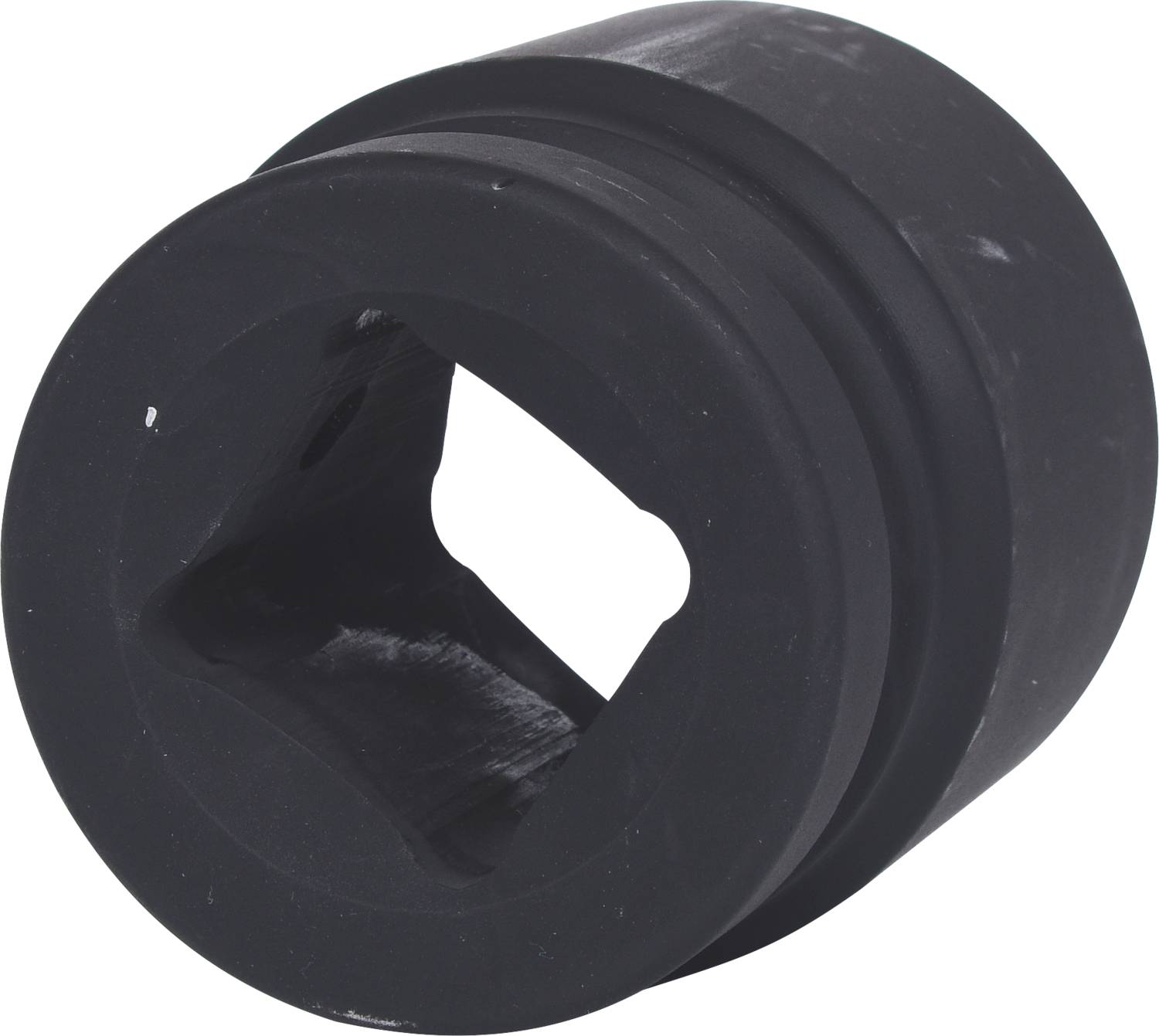 Schwarzes, zylindrisches Objekt mit quadratischer Öffnung in der Mitte, genutzt für mechanische Anwendungen oder Werkzeuge.