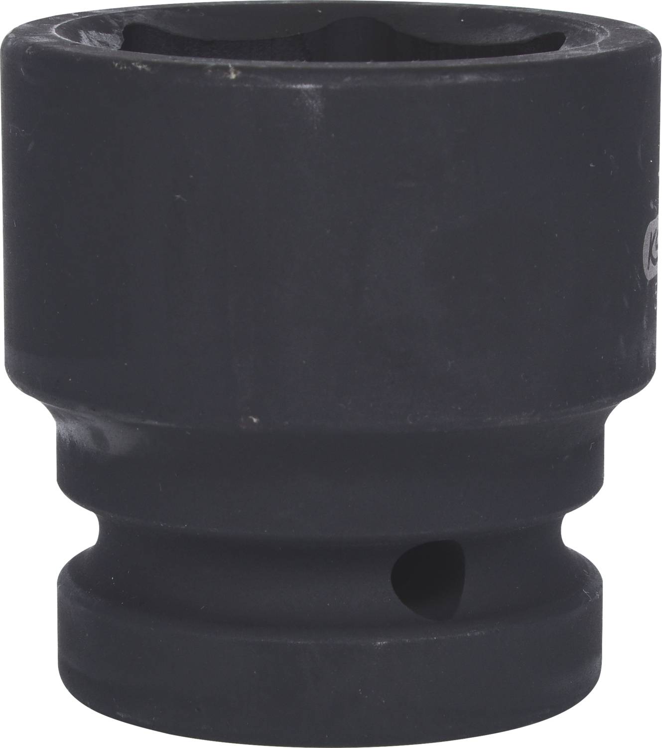 Ein schwarzes, zylindrisches Metallteil mit geriffeltem Unterteil, möglicherweise eine Steckschlüsselaufnahme, auf weißem Hintergrund.