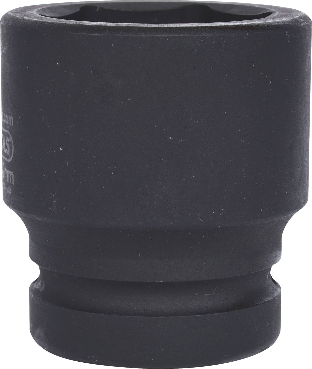 Schwarzer, zylindrischer Steckschlüsselaufsatz aus Metall, verwendet für Schraubarbeiten an großen Muttern oder Bolzen.