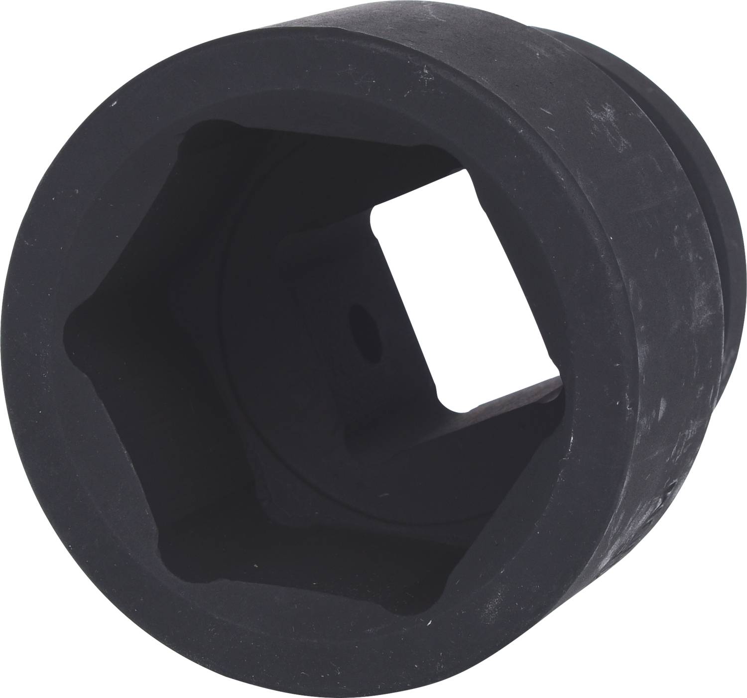 Ein großer, schwarzer Steckschlüsselaufsatz mit sechseckiger Öffnung und quadratischem Anschluss, aus robustem Material.