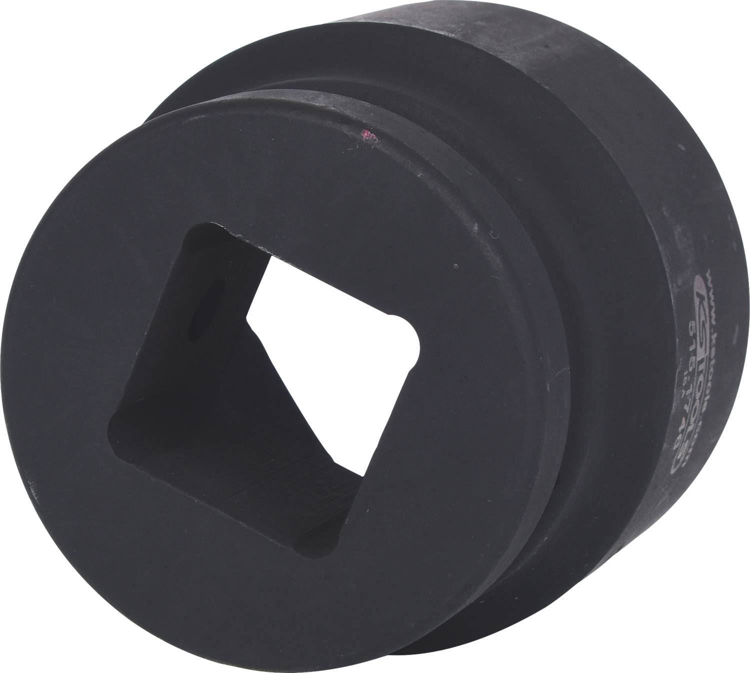 Ein schwarzes Metallwerkzeug mit einer quadratischen Öffnung in der Mitte, möglicherweise ein Adapter oder eine Stecknuss.