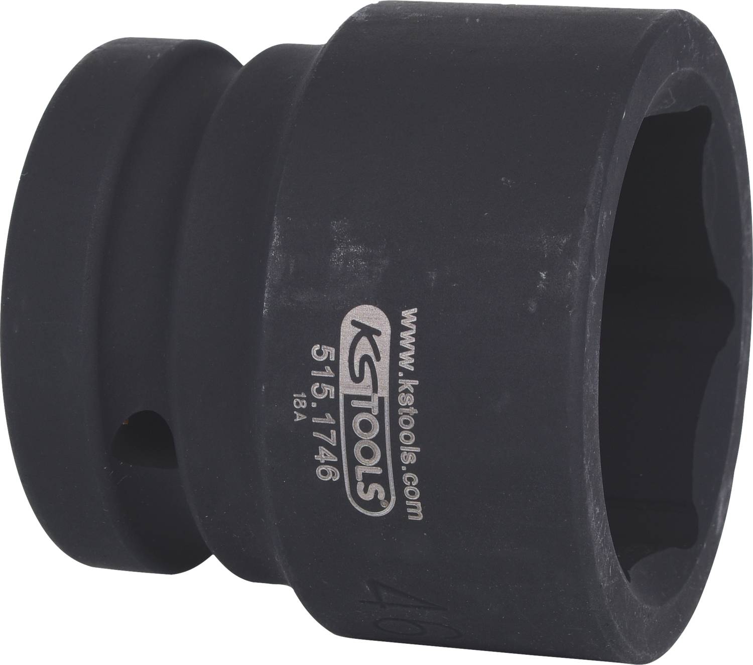 'Schlagschraubernuss' aus schwarzem Metall mit hexagonaler Öffnung und einem Nebelloch. Markierung mit 'KS TOOLS' und Modellnummer.