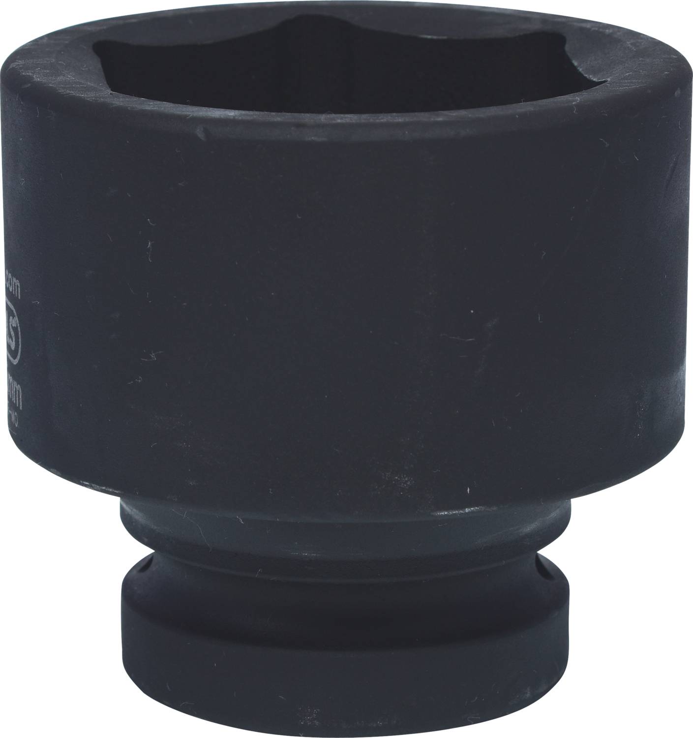 Dunkles Werkzeug, wahrscheinlich eine Stecknuss, mit zylindrischer Form und breiter Öffnung, wird für mechanische Anwendungen genutzt.