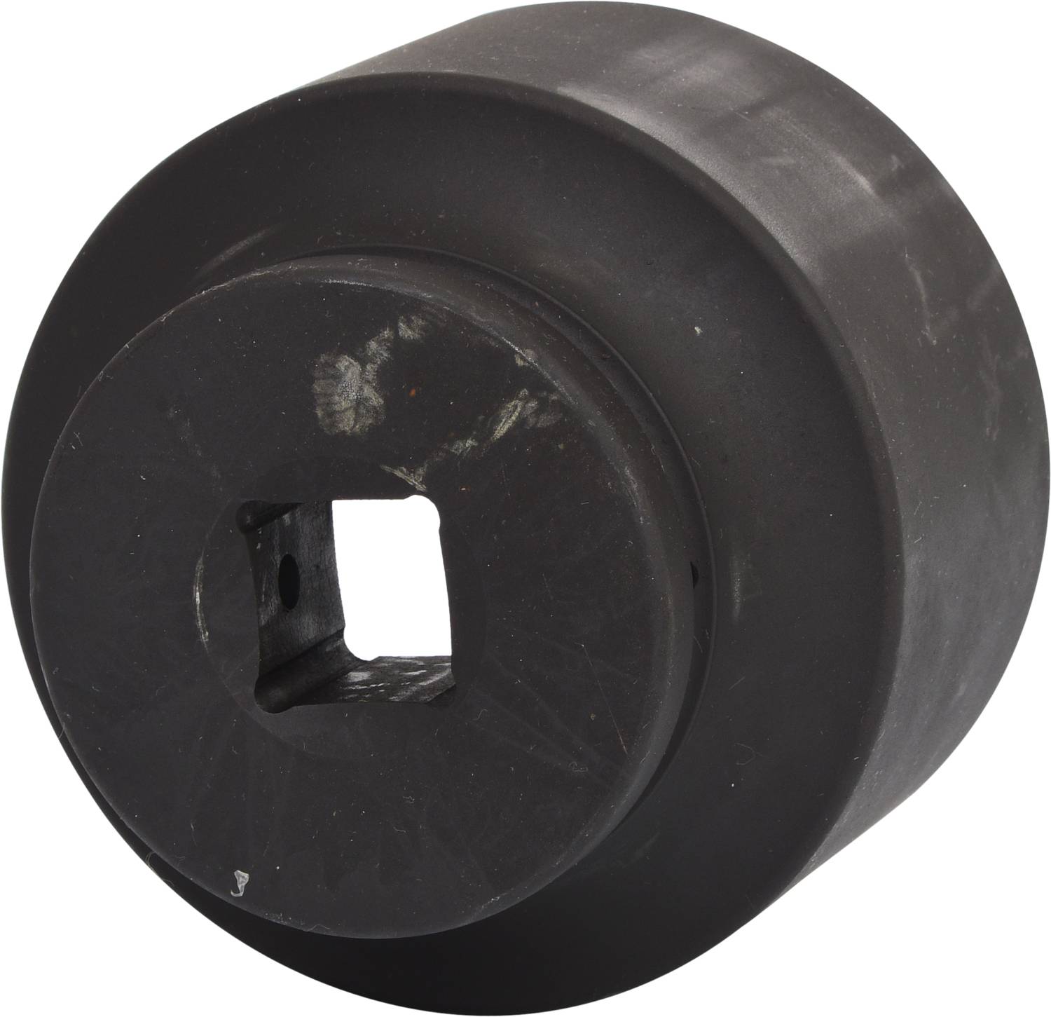 Ein kreisförmiges, schwarzes Metallwerkzeug mit quadratischem Loch in der Mitte. Es scheint robust und industriell gefertigt zu sein.