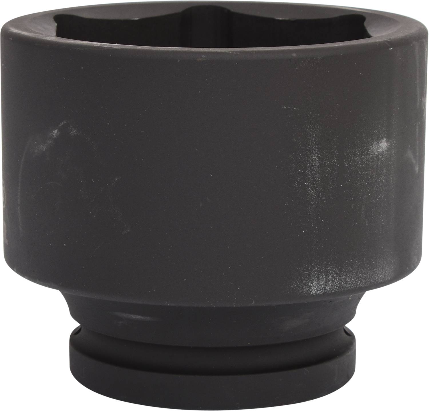 Ein großer schwarzer Steckschlüsseleinsatz aus Metall mit einem blass schimmernden Finish, verwendet für Schraubarbeiten an großen Muttern.