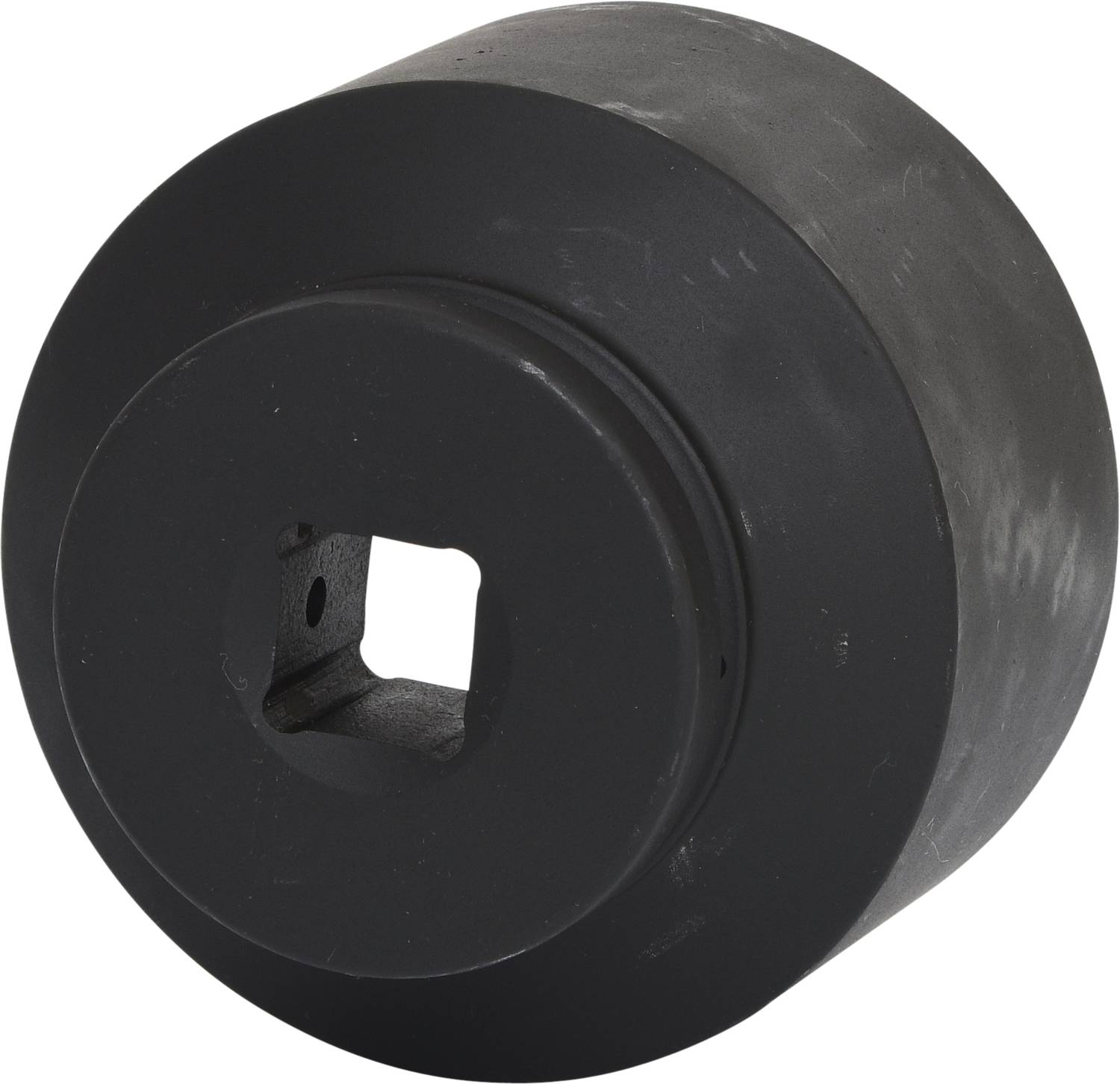 Ein schwarzes, zylindrisches Metallteil mit quadratischer Öffnung in der Mitte, möglicherweise ein Maschinenteil oder Adapter.