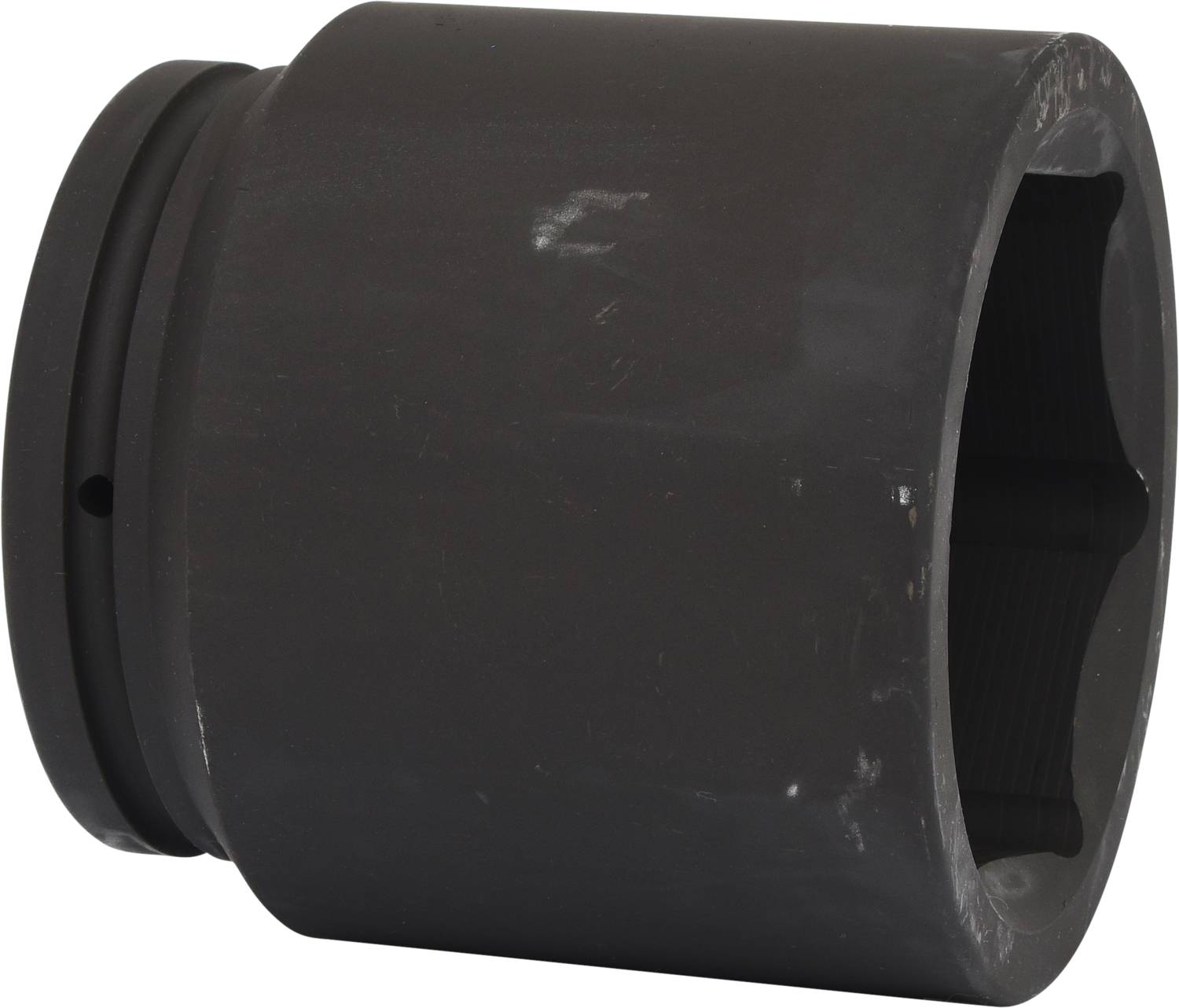 Ein großer, schwarzer, zylindrischer Metallaufsatz mit einer sechseckigen Öffnung, vermutlich ein Werkzeug für technische Anwendungen.