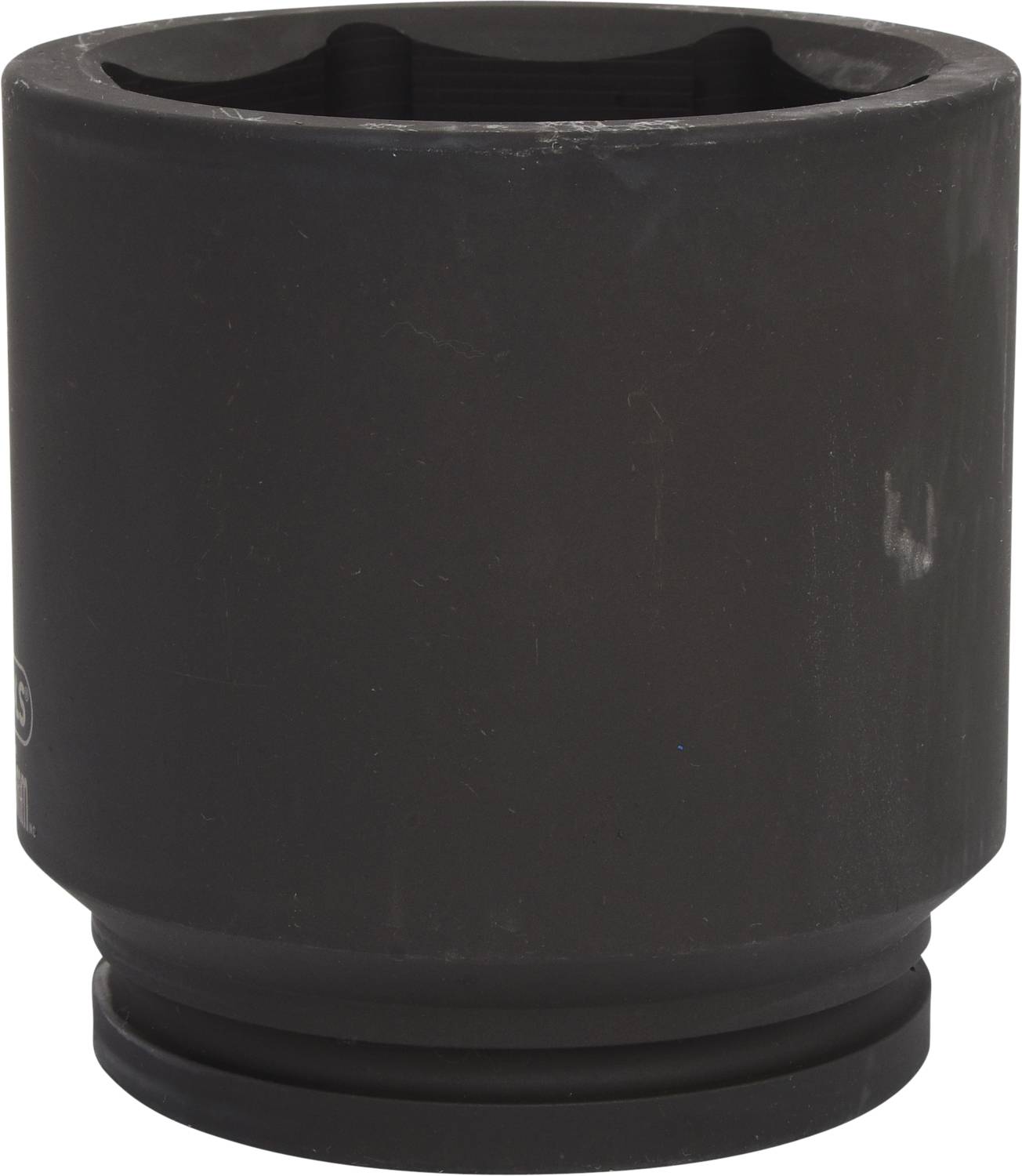 Schwarze Stecknuss, zylinderförmig, mit einer glatten Oberfläche. Dient zur Aufnahme von Schrauben oder Muttern bei Montagetätigkeiten.