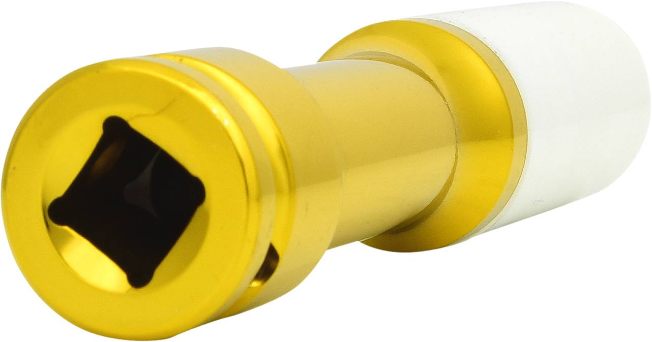 Ein goldener, zylindrischer Adapter mit quadratischer Öffnung, vermutlich als Werkzeugaufsatz oder mechanisches Zubehör verwendet.