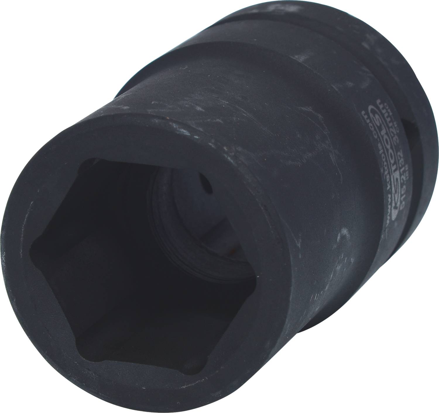 Ein schwarzes, abgenutztes Steckschlüssel-Werkzeug mit sechseckiger Öffnung, hauptsächlich zur Reparatur oder Montage verwendet.