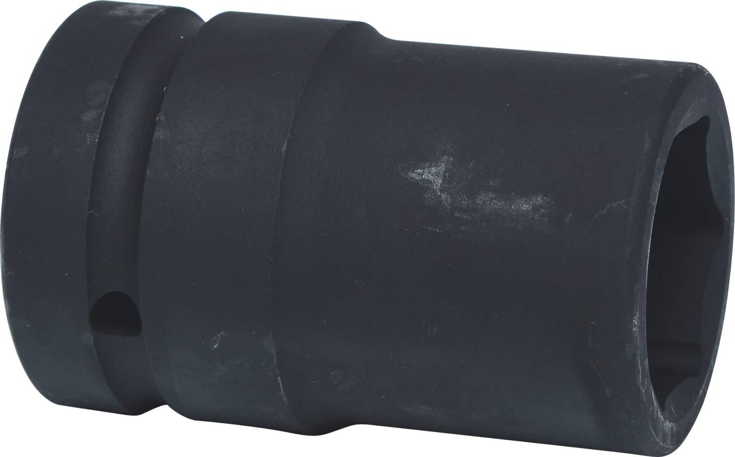 Ein schwarzer, zylindrischer Metallaufsatz mit glatter Oberfläche und einer Öffnung an einem Ende. Geeignet für industrielle Anwendungen.