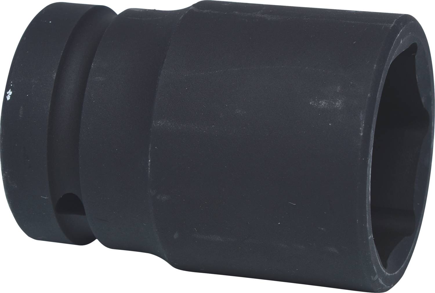 Eine schwarze Stecknuss aus Metall, zylinderförmig und robust, geeignet für den Einsatz mit Schraubenschlüsseln oder Schraubendrehern.